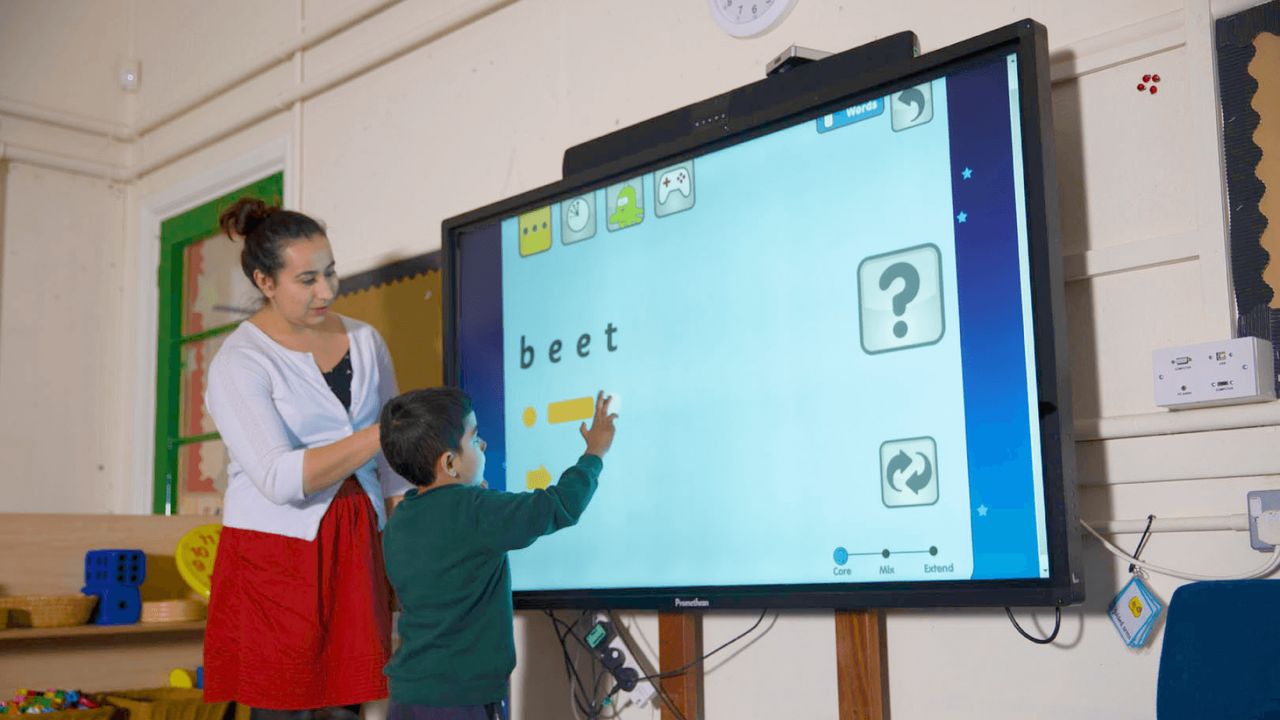 A pupil blends the word beet in a Phonics Hero activity on the classroom whiteboard